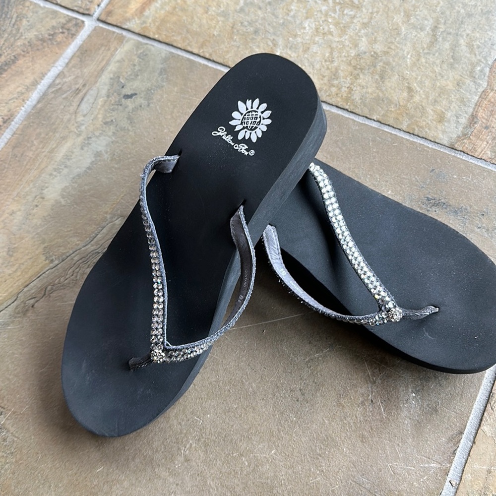 Yellow Box Custard Rhinestone Slate Grey Flipflop Size 8.5 NEW - NEVER WORN